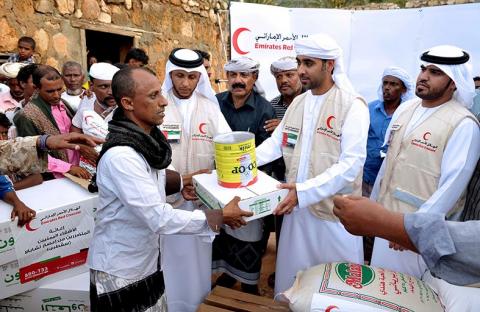  الهلال الأحمر الاماراتي في الوصول بمساعداته الغذائية الى أهالي مركز الضاحي