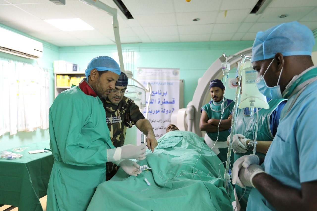  الفريق الطبي أثناء إجراء عملية جراحية لأحد المستفيدين.