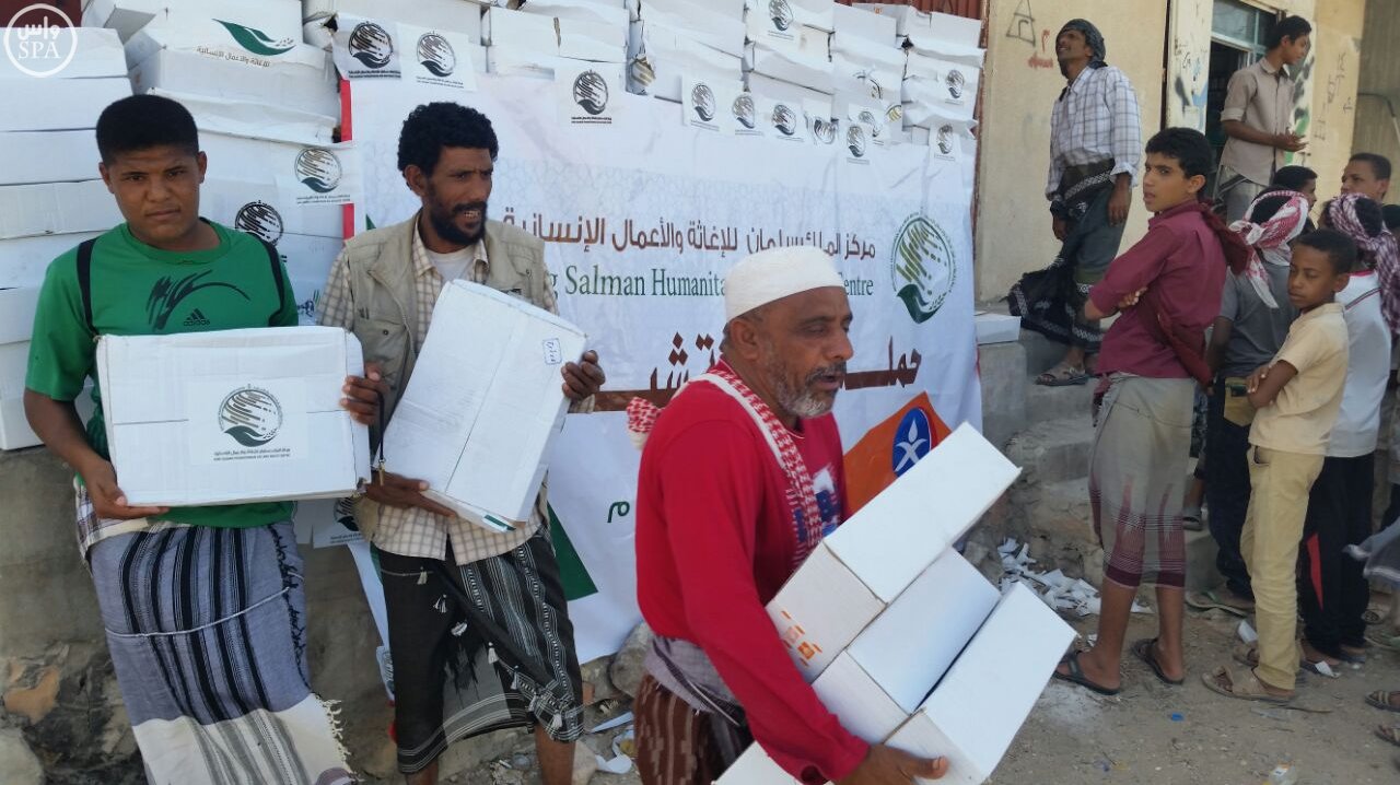 مركز الملك سلمان للإغاثة يوزع 1700 كرتون من التمر على النازحين من صنعاء إلى مأرب