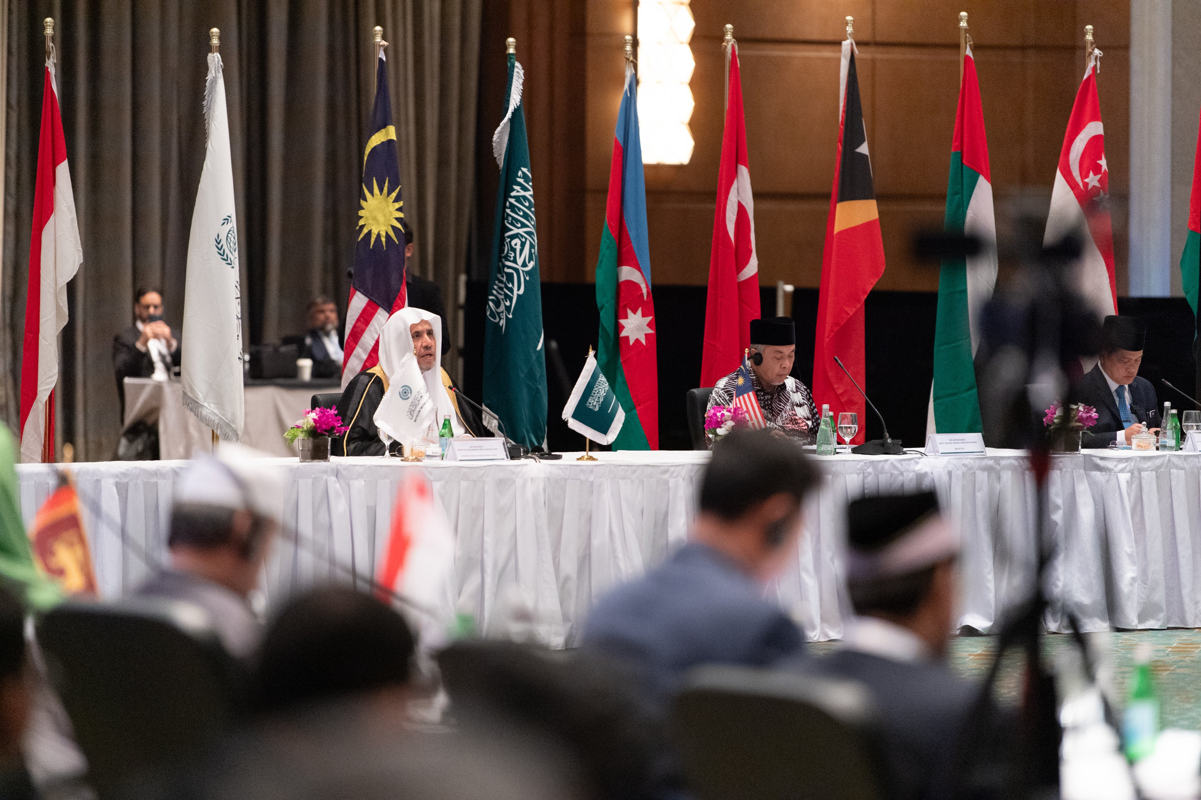 سیکرٹری جنرل عزت مآب شیخ ڈاکٹر محمد العیسی ”مجلس علمائے آسیان “کے افتتاح کے بعد ایشین میڈیا سے پریس کانفرنس میں گفتگو کرتے ہوئے: ہم ہر  اس موقف کا خیر مقدم کرتے ہیں جو ہماری دنیا کے امن اور اس کے معاشروں کی ہم آہنگی میں معاون ہے