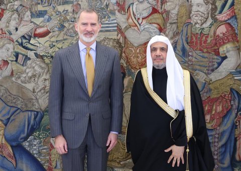 ‏ملك أسبانيا يستضيف الشيخ د.⁧‫محمد العيسى‬⁩ كضيف شرف على حوار حقوقي تشريعي يديره جلالته.