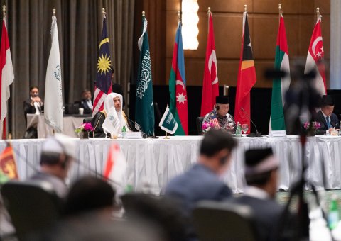 Le Secrétaire général, cheikh Mohammed Al-Issa, lors de la conférence de presse avec les médias asiatiques, suite à l'inauguration du « Conseil des savants de l'ASEAN »