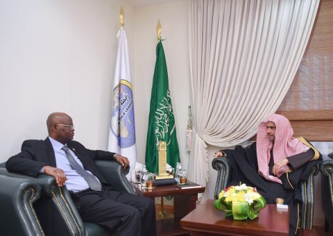 Le Secrétaire Général de la LIM recevant à son bureau de Ryadh l’Ambassadeur du Burundi auprès de l’Arabie Saoudite, Mr. Issa Moussa TambukaLe Secrétaire Général de la LIM recevant à son bureau de Ryadh l’Ambassadeur du Burundi auprès de l’Arabie Saoudite, Mr. Issa Moussa Tambuka
