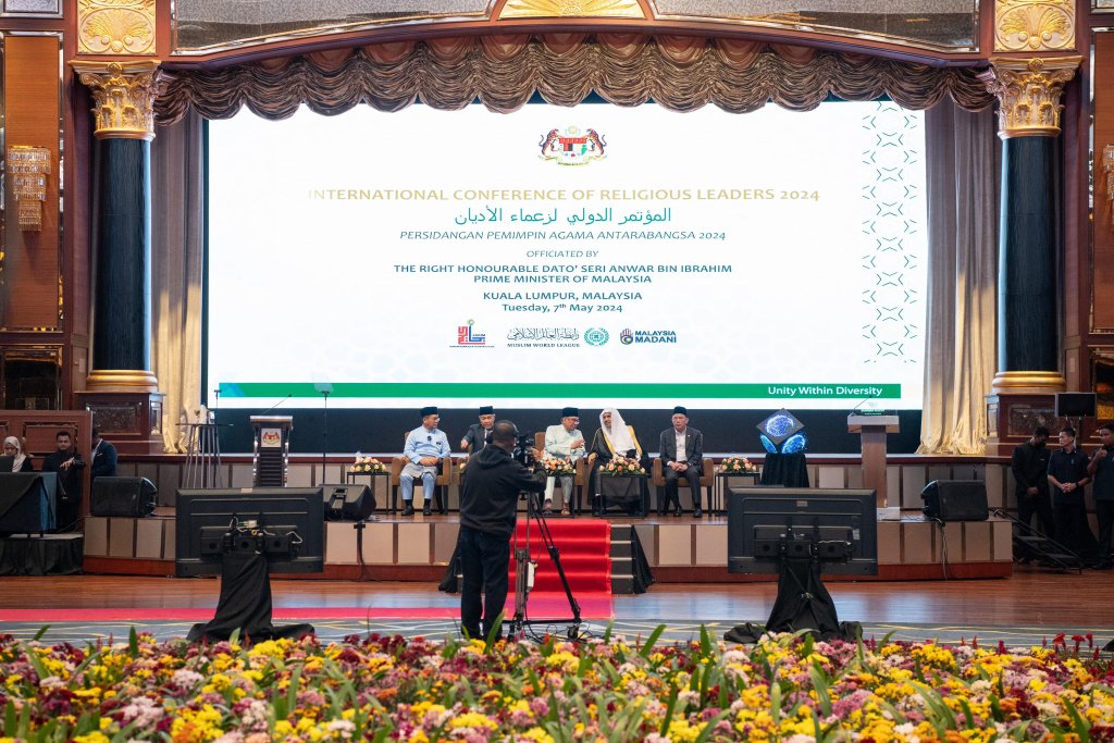 انطلاق أعمال "مؤتمر القادة الدينيين"، في العاصمة كوالالمبور، بالشراكة بين رابطة العالم الإسلامي ورئاسة وزراء ماليزيا.