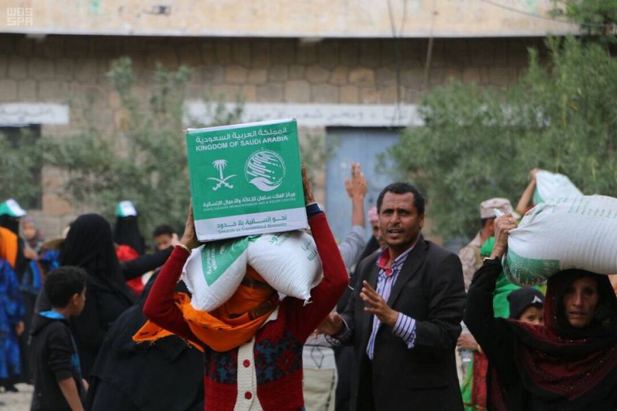مركز الملك سلمان للإغاثة يوزع 7500 سلة غذائية للمحتاجين في مديرية المسراخ بتعز
