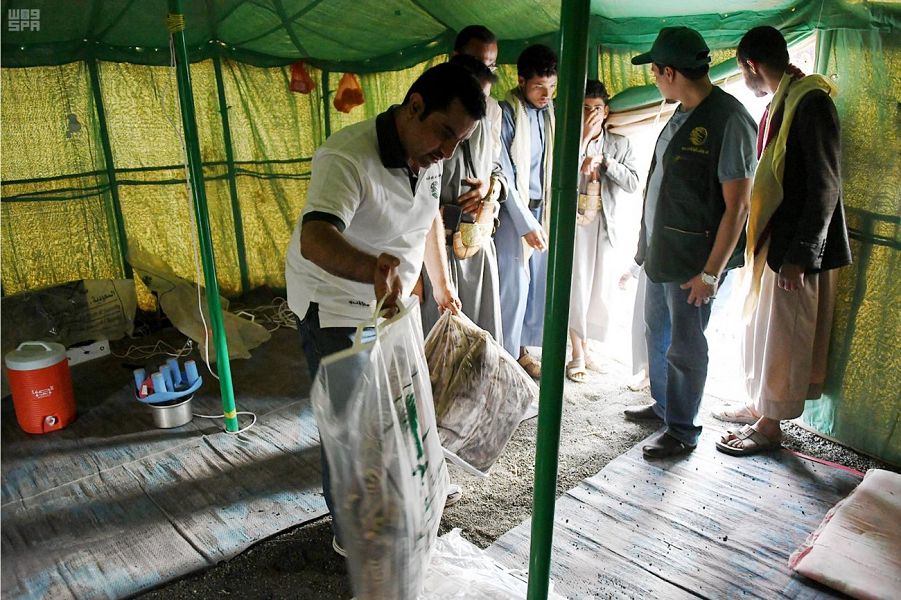 فريق مركز الملك سلمان للإغاثة يتفقد المشروعات الإنسانية في مأرب1