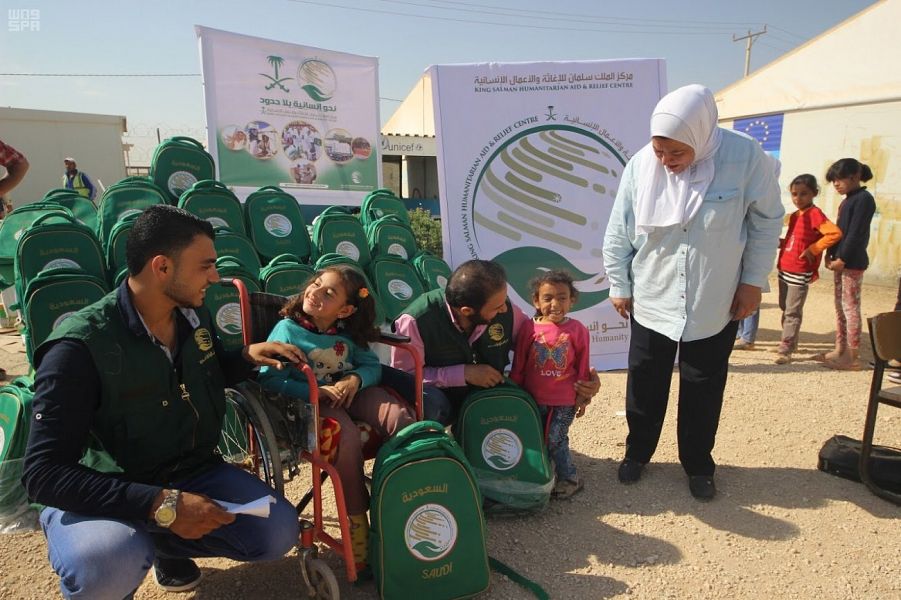 مركز الملك سلمان للإغاثة يوزّع الحقائب المدرسية على الطلاب السوريين في لبنان