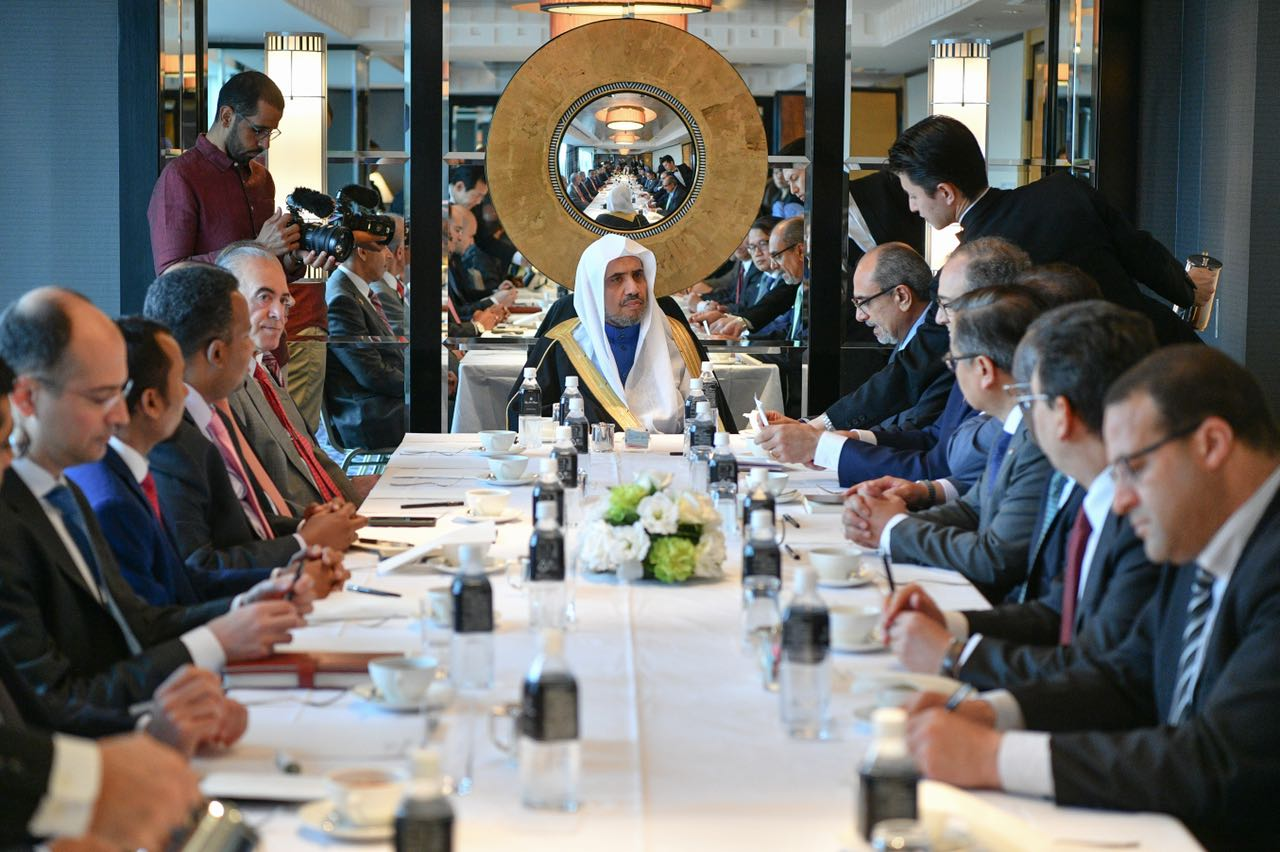 - د.العيسى ملتقياً أعضاء السلك الدبلوماسي في طوكيو.