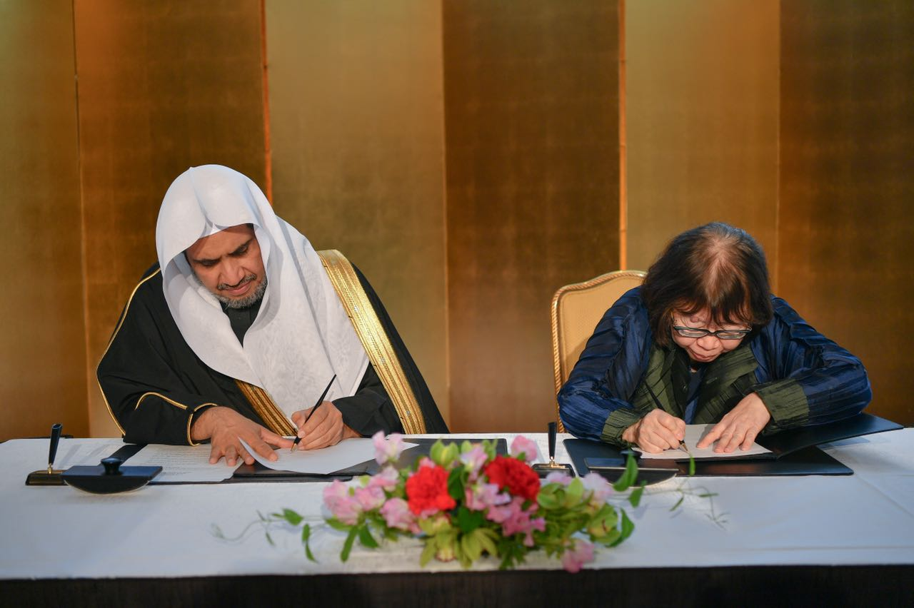 - د.العيسى يوقع اتفاقية هوية الأرض لتشجيع السلام ودعم نشره في برامج ومناهج الطفولة حول العالم.