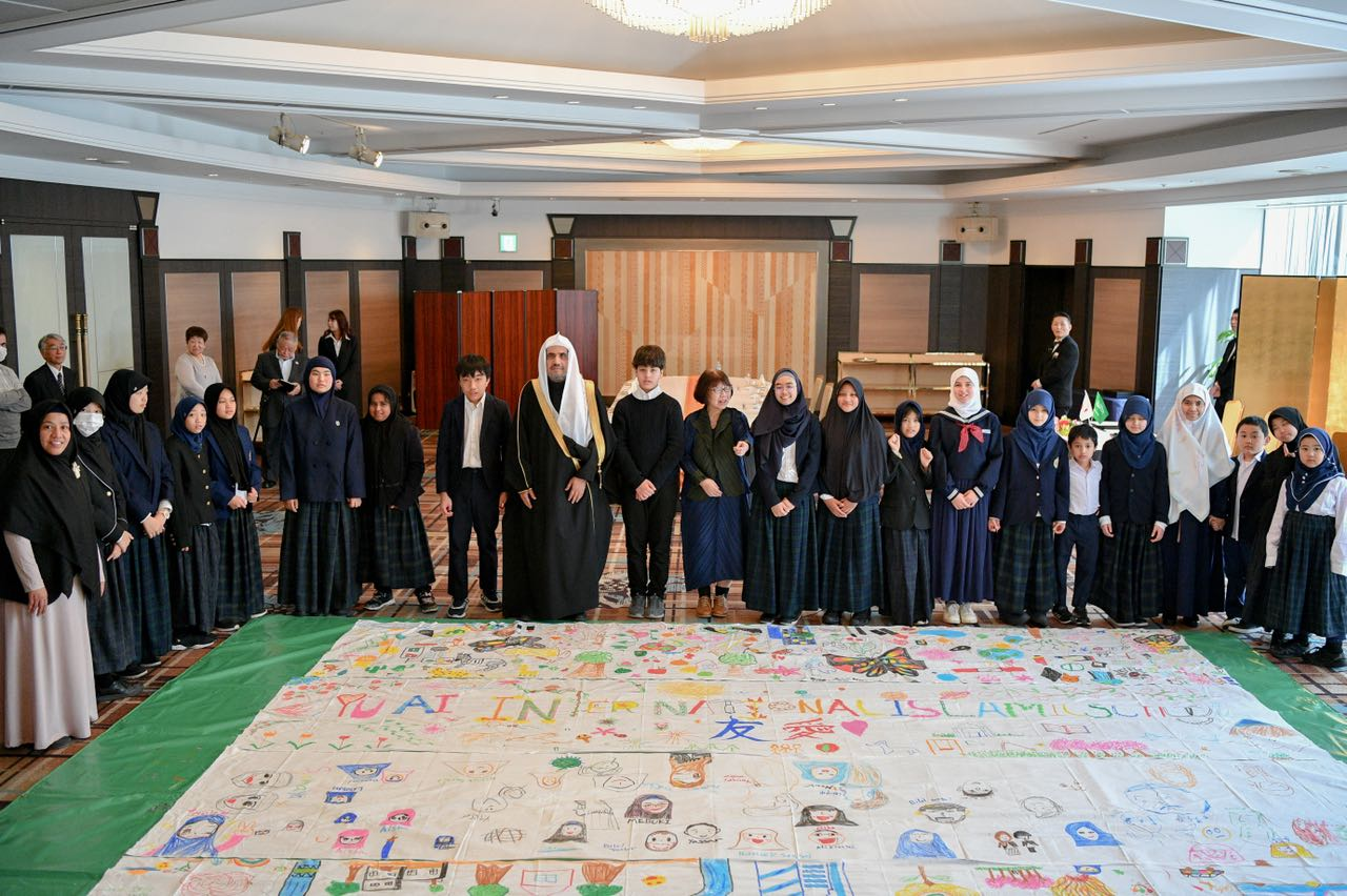 - صورة جماعية خلال مراسم توقيع اتفاقية هوية الأرض لتشجيع السلام.