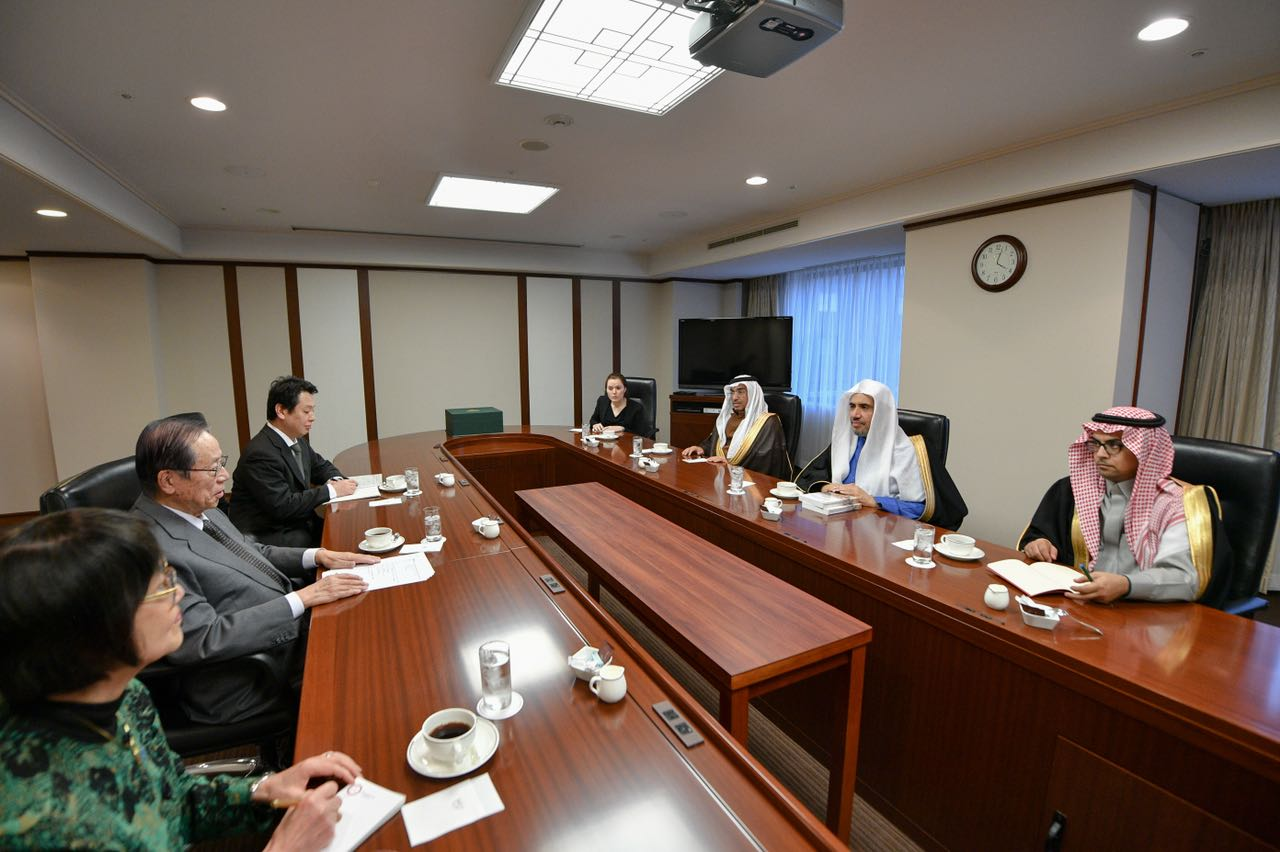 - د.العيسى ملتقياً رئيس الوزراء الياباني السابق.