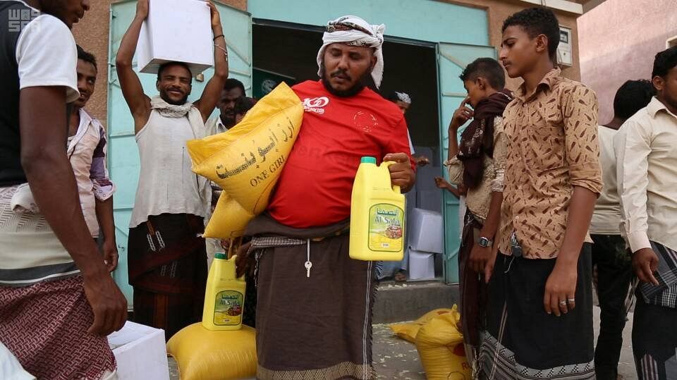  سلة غذائية في مديريتي الخوخة وحيس في محافظة الحديدة 