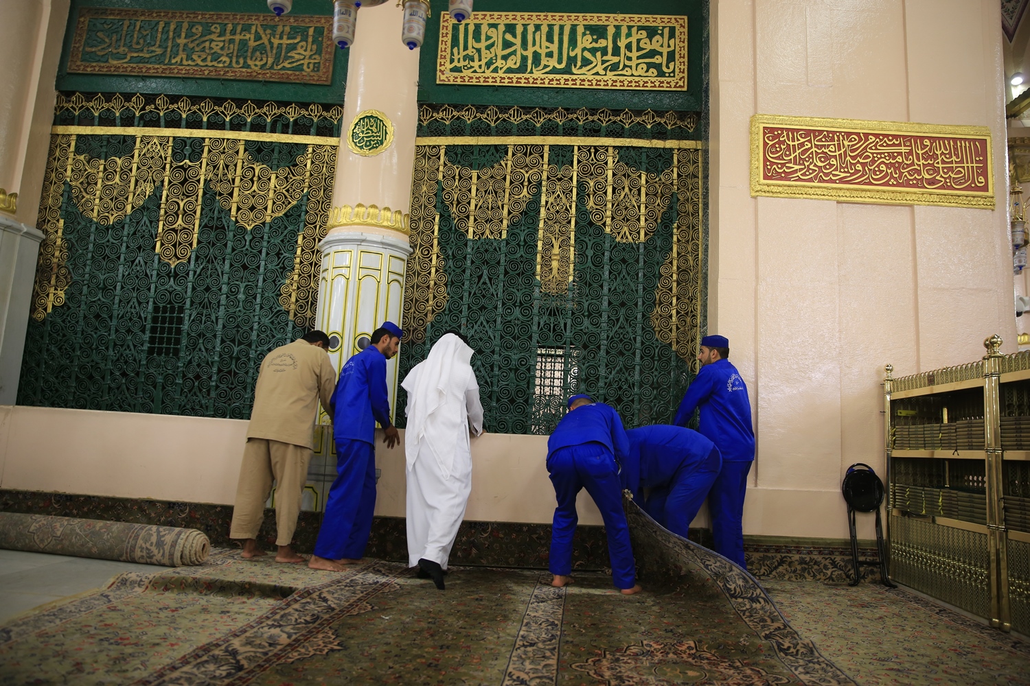 تجديد سجاد الروضة الشريفة بالمسجد النبوي