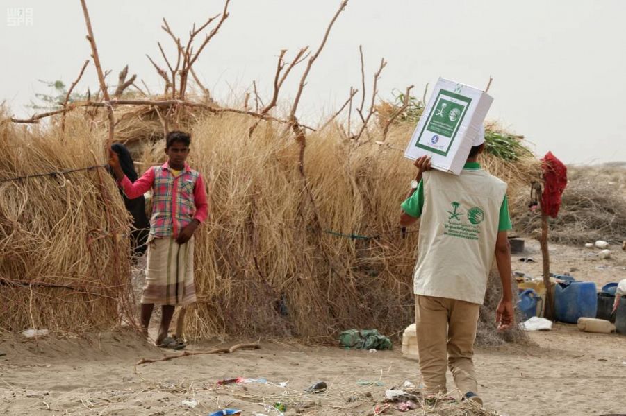 مركز الملك سلمان للإغاثة يوزع 250 كرتوناً من التمور للنازحين في منطقة المحرقة بمحافظة الحديدة