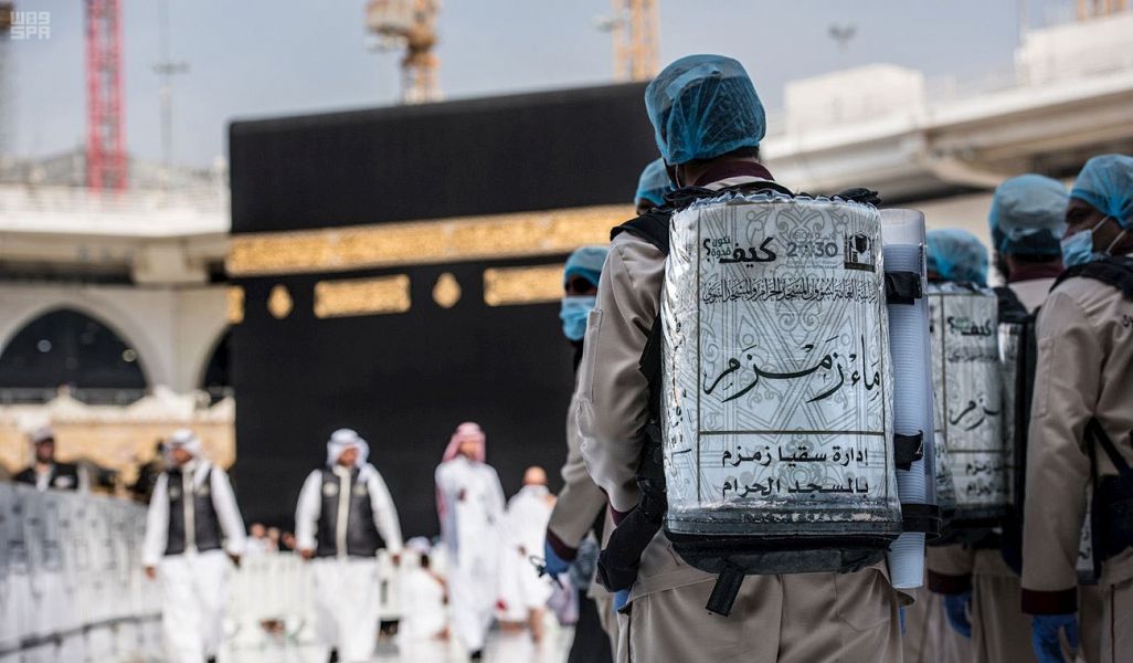 استهلاك أكثر من ثلاثة آلاف طن من ماء زمزم في ليلة 27