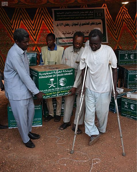 فريق مركز الملك سلمان للإغاثة يتفقد مشروع إفطار صائم في السودان