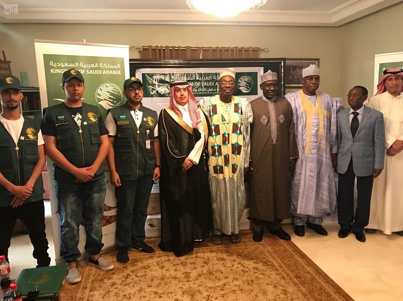 فريق مركز الملك سلمان للإغاثة يسلم 100 طن من التمور هدية المملكة إلى جمهورية الكاميرون