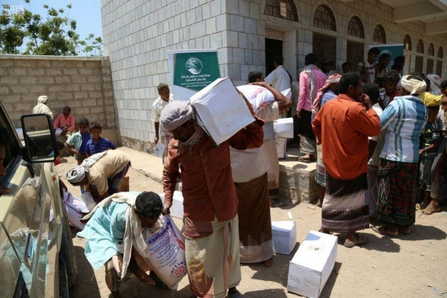 مركز الملك سلمان للإغاثة يواصل توزيع المساعدات الغذائية بمحافظة الحديدة