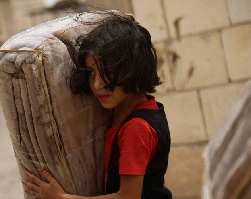 مركز الملك سلمان للإغاثة يوزع مساعدات إيوائية للنازحين من البيضاء إلى مأرب