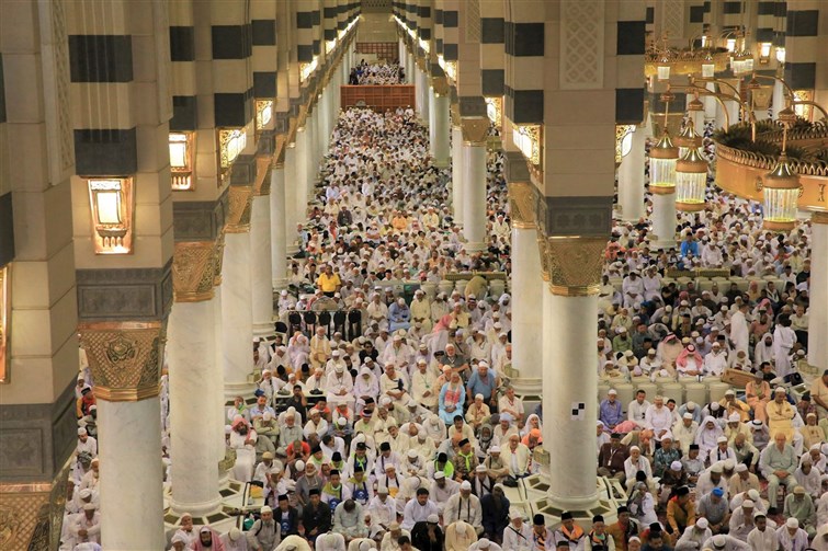 إمام المسجد النبوي : المتوكل على الله واثق بالله تعالى بأنه لا يفوته ما قسم له 