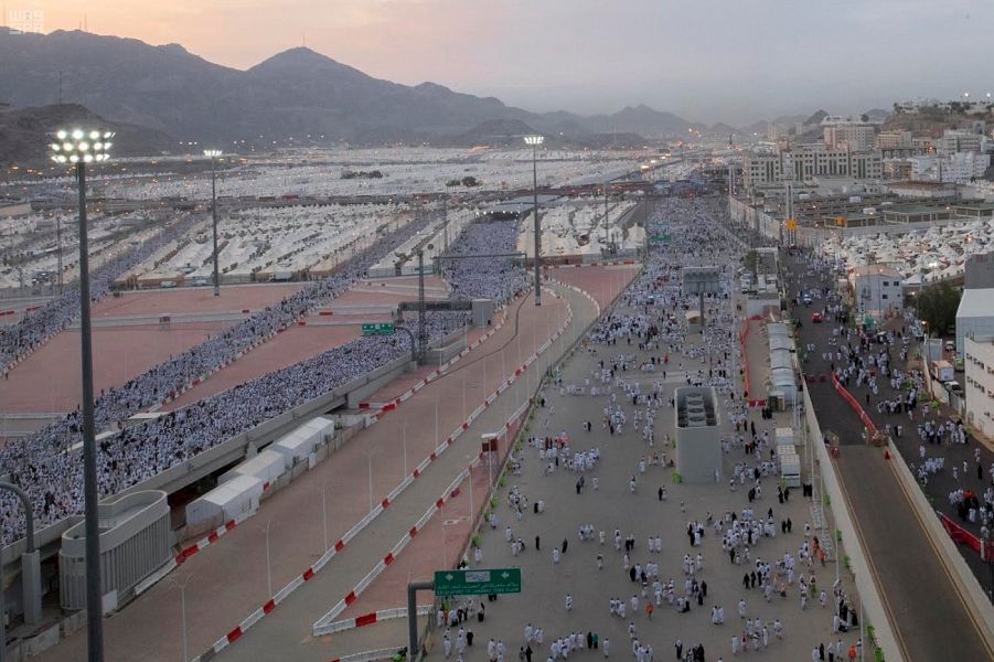 الحجاج يرمون جمرة العقبة في يسر وسهولة