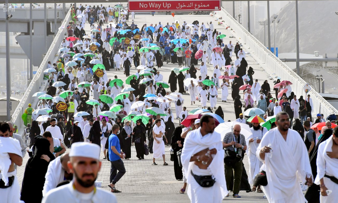 حجاج بيت الله الحرام يرمون الجمرات ثاني أيام التشريق