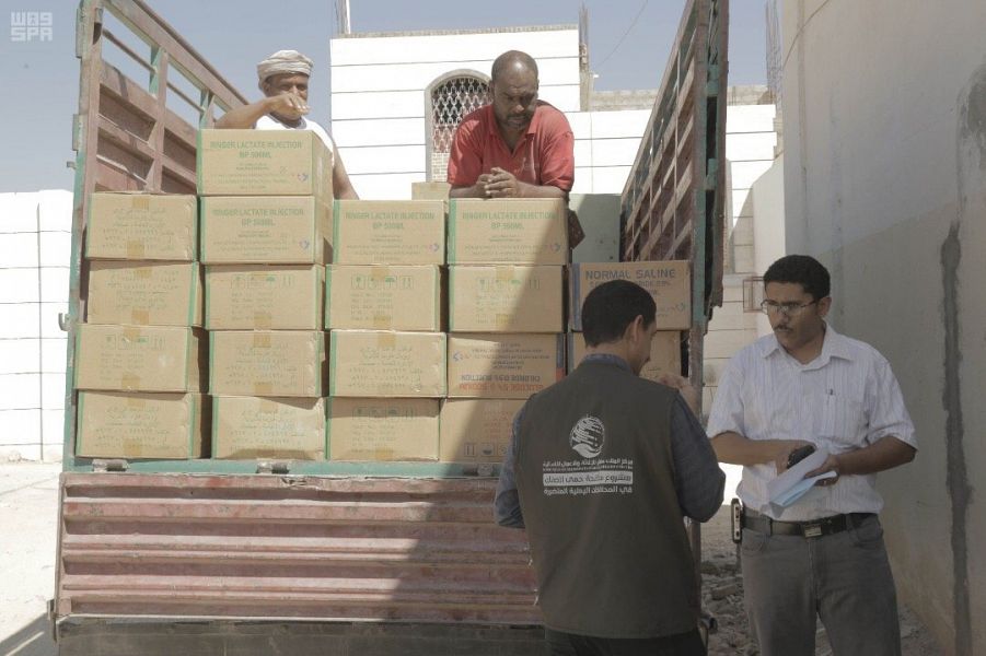 مركز الملك سلمان للإغاثة يسلم وحدة الأورام السرطانية بشبوة تجهيزات فنية 