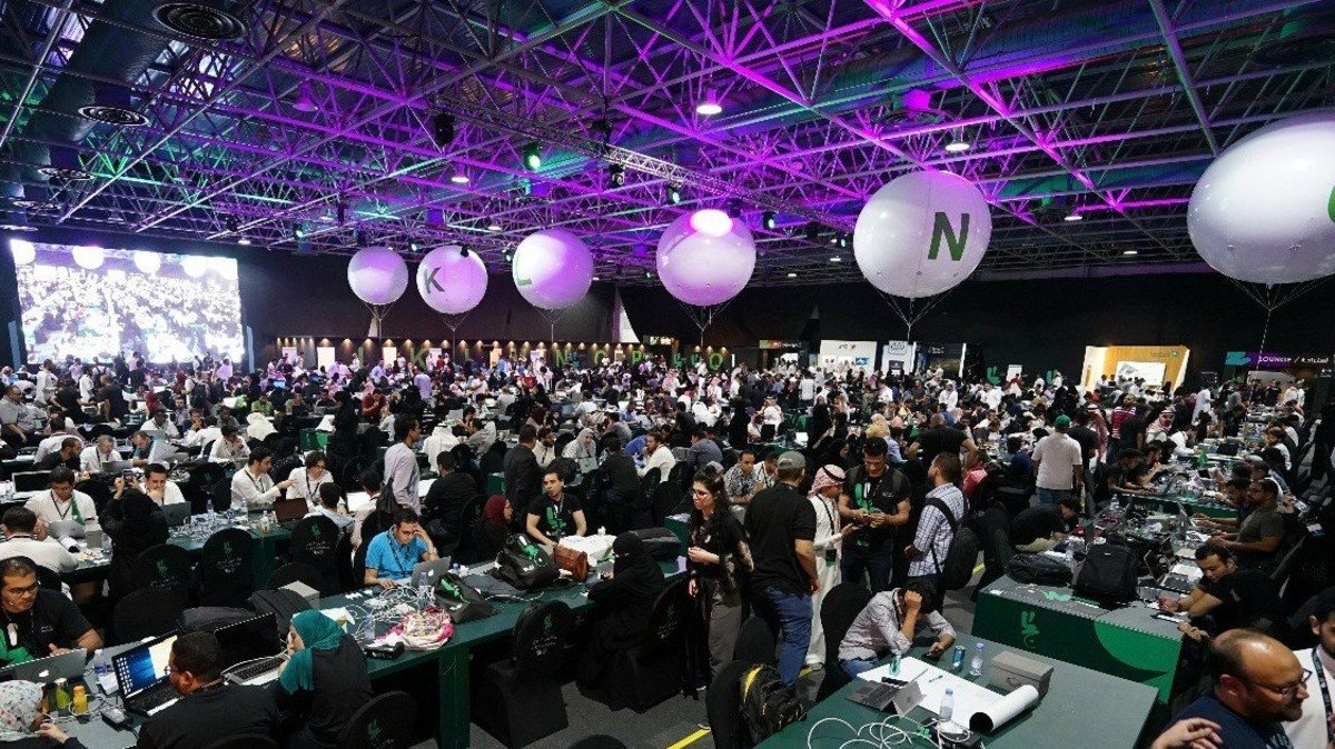 الحج الذكي..السعودية تطلق عشرات التطبيقات الإلكترونية لتيسير أداء المناسك 