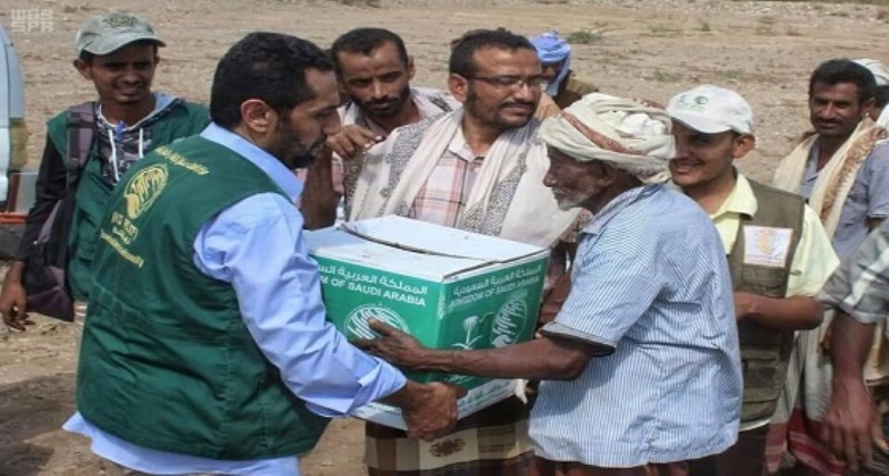 مركز الملك سلمان للإغاثة يوزع سلالاً غذائية على النازحين في حجة