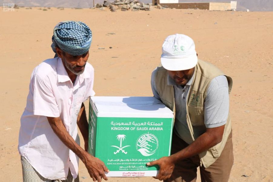 مركز الملك سلمان للإغاثة يوزع 1500 سلة غذائية في مديرية الجوبة في مأرب
