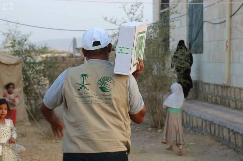 سلمان للإغاثة يوزع 450 كرتون تمر في المهرة