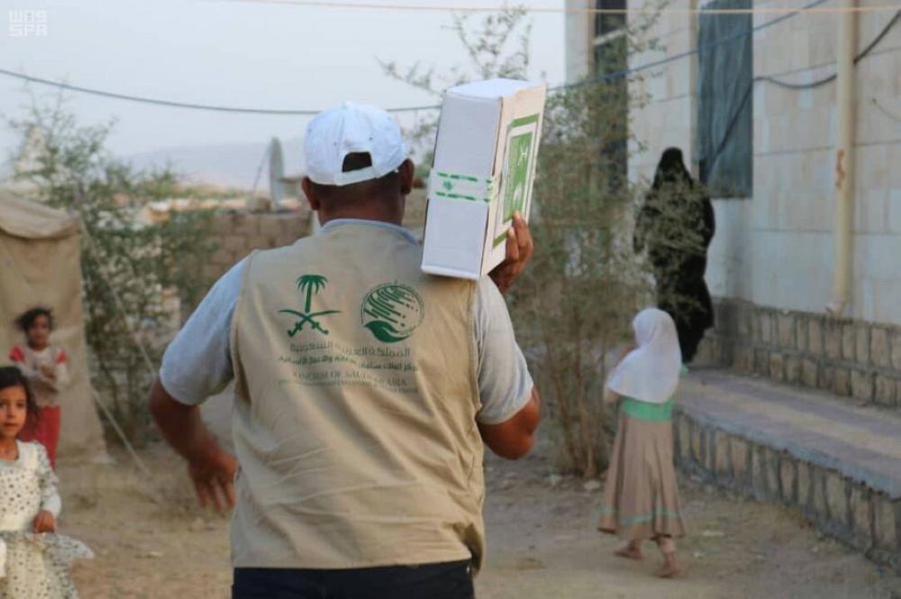 اليمن : سلمان للإغاثة يوزع 1000 كرتون من التمور في محافظة البيضاء
