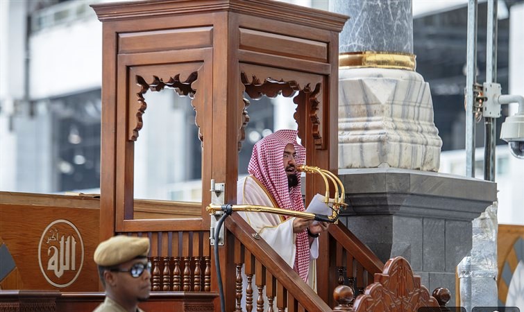 خطيب المسجد الحرام : التأمل والتدبر في حوادث الأيام وتعاقبها مطلب شرعي