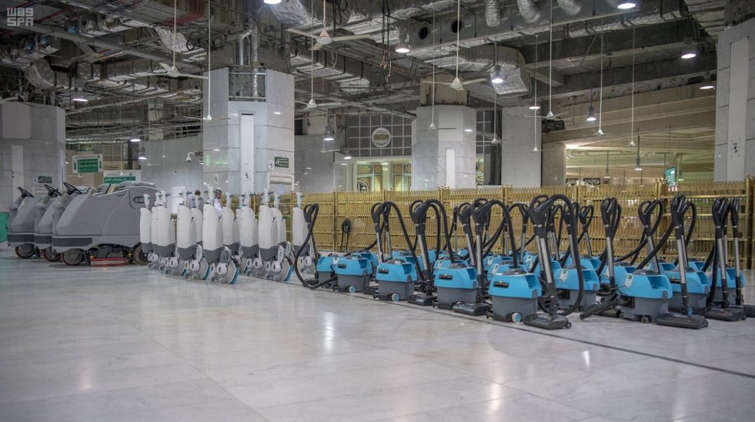 ماكينات متطورة في غسل الكعبة