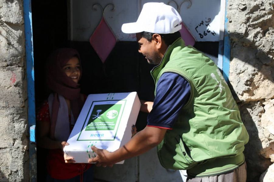 مركز الملك سلمان للإغاثة يوزع 2,350 كرتون تمور في مديرية القاهرة في محافظة تعز