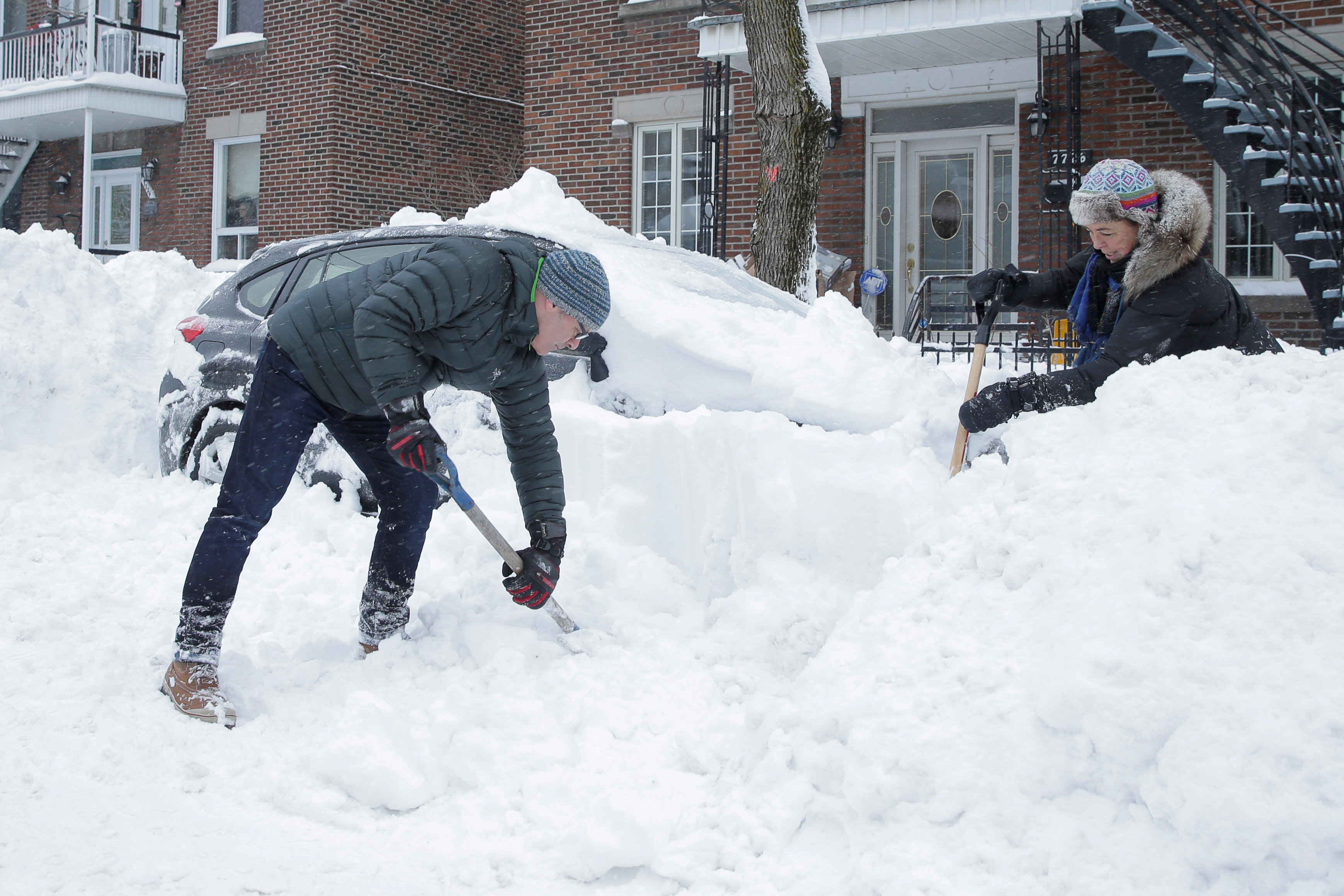 وفاة 100 شخص سنويا بسبب إزالة الثلوج