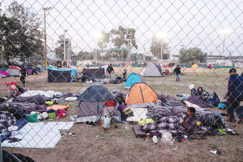 آلاف المهاجرين ينتظرون على الحدود المكسيكية الأمريكية