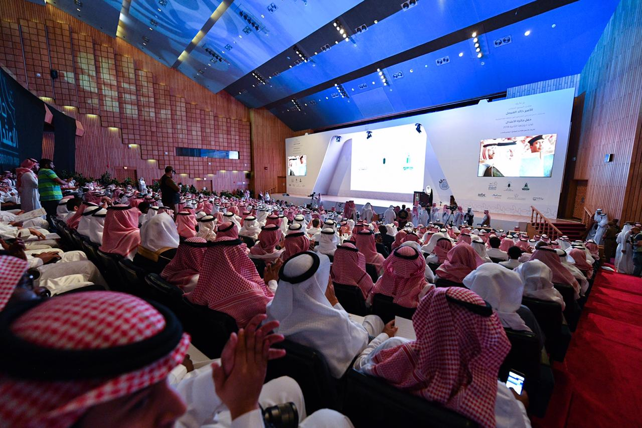 الأمير خالد الفيصل يكرم معالي الأمين العام بجائزة الاعتدال