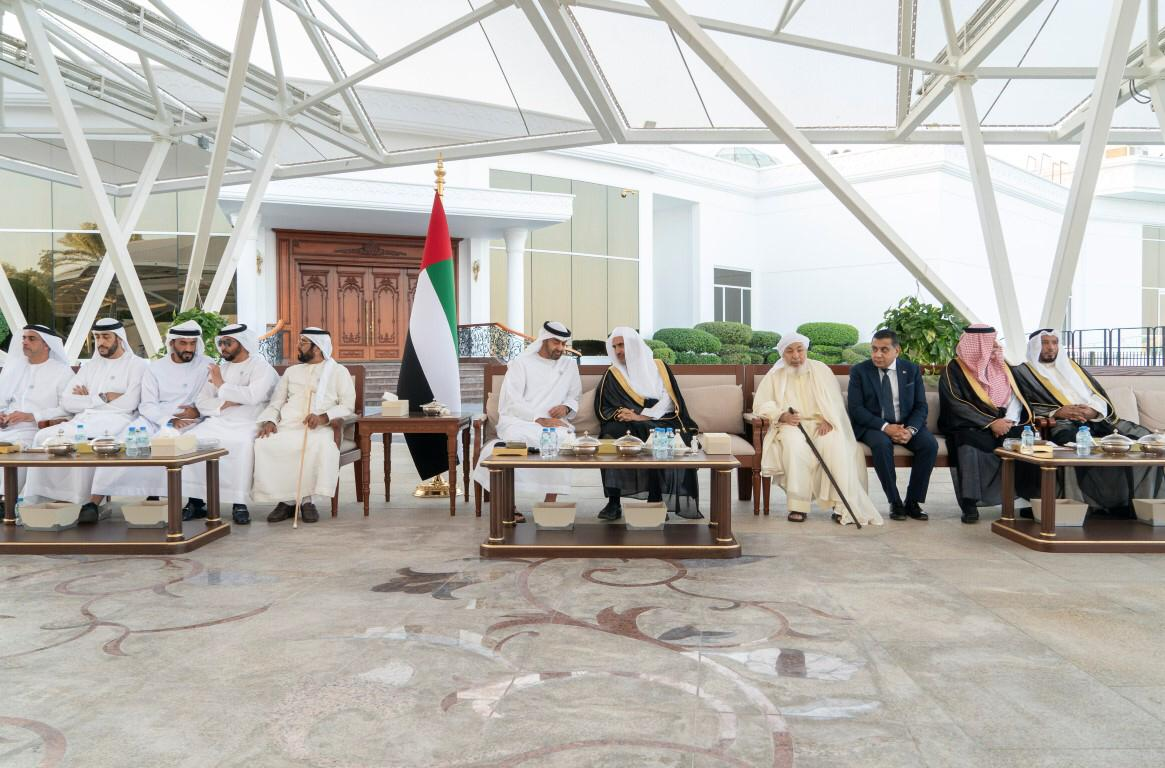 1+2 ـ الشيخ محمد بن زايد يستقبل د.العيسى والمشاركين في الملتقى.