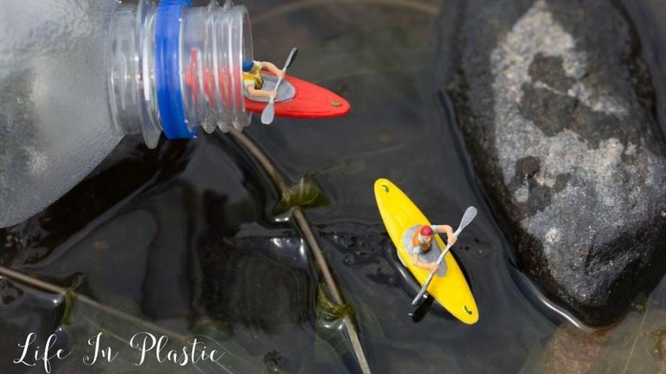 مُصور يحارب "وباء القمامة" بمعارض مبهرة على الشواطئ