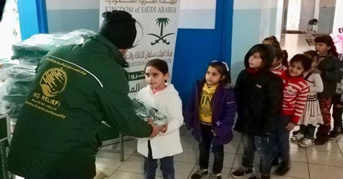 مركز الملك سلمان للإغاثة يوزع حقائب وملابس شتوية للطلاب السوريين في عكار