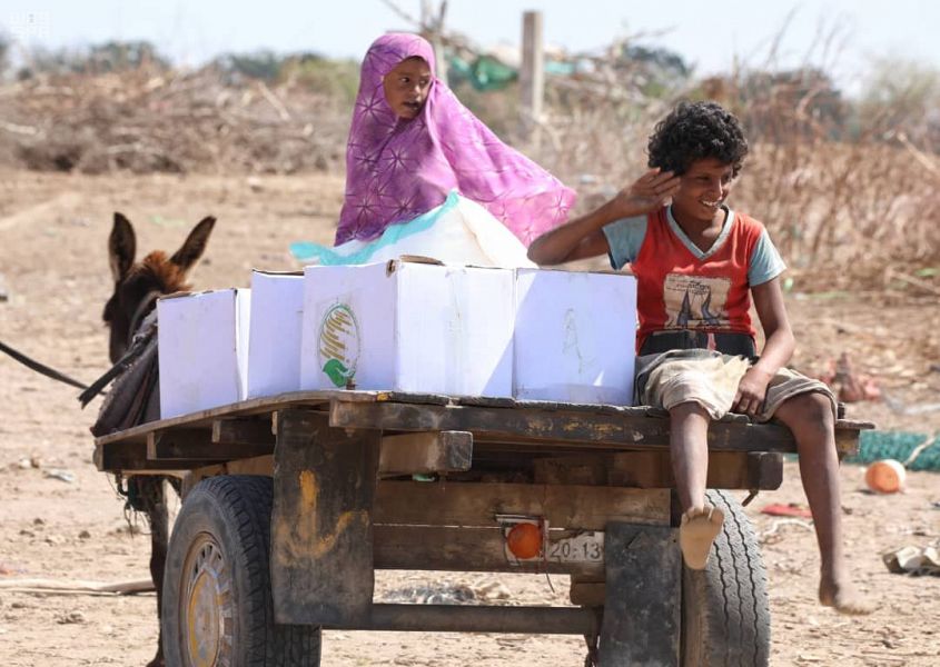 مركز الملك سلمان للإغاثة يوزع سلالاً غذائية لنازحي الحديدة في مديرية دار سعد بمحافظة عدن