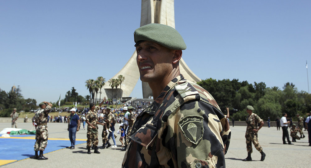 الجيش الجزائري يدمر مخابئ للإرهابيين ويوقف 29 مهاجرًا