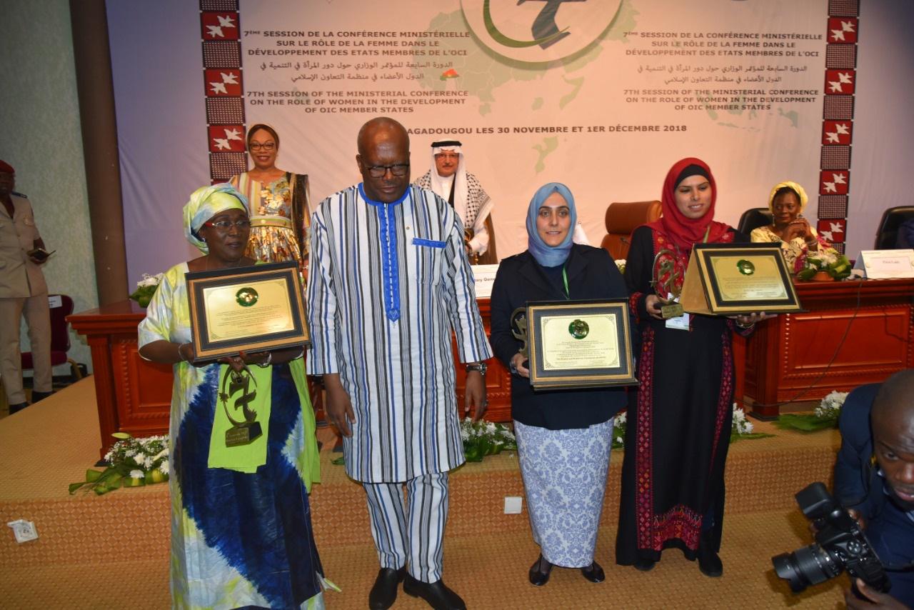 التعاون تمنح جائزة إنجازات المرأة لثلاث فائزات