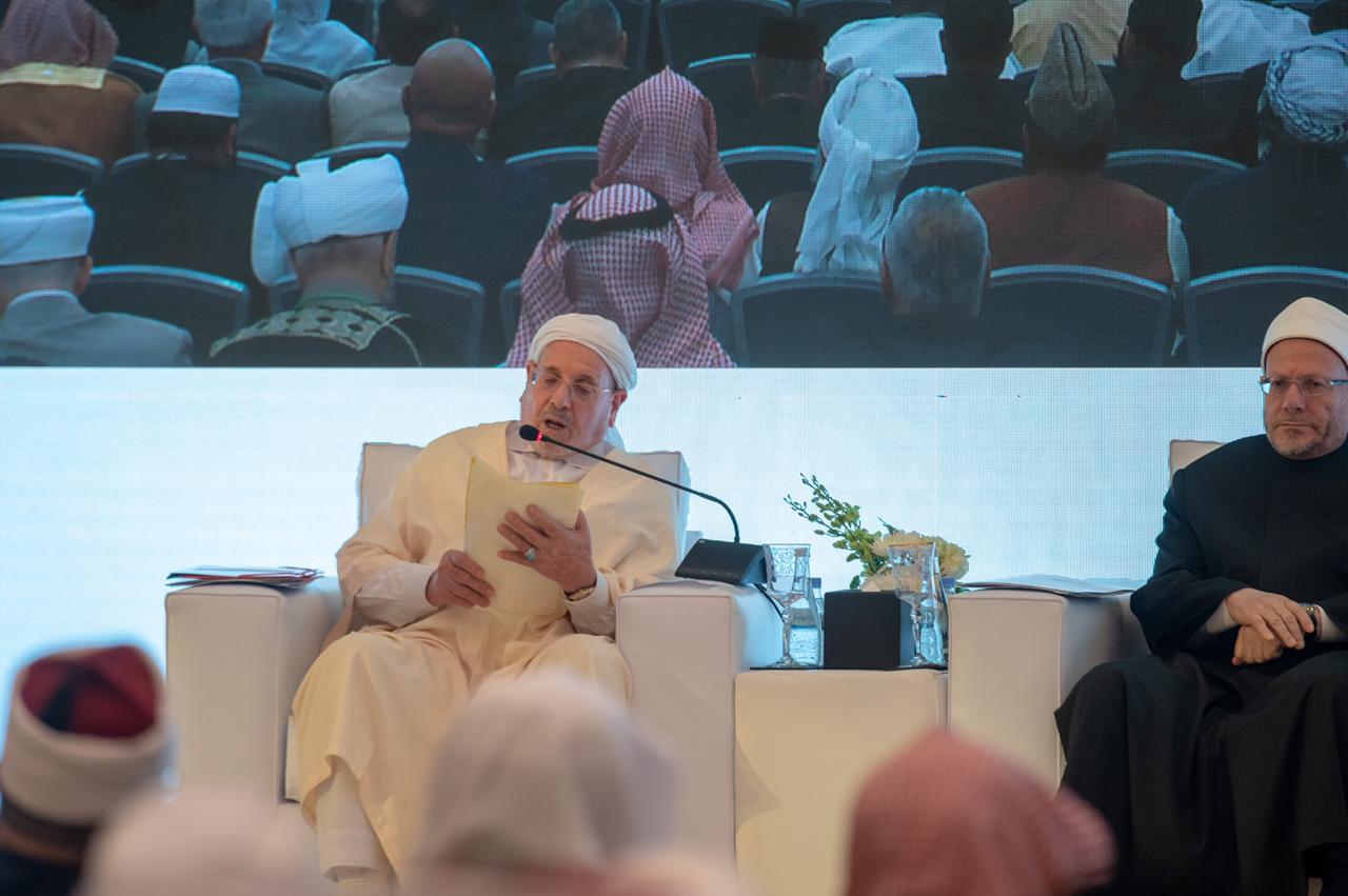 رئيس المجلس الإسلامي الأعلى الجزائري يتحدث في المؤتمر.