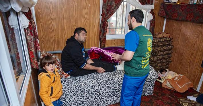 سلمان للإغاثة يعالج المرضى العجزة من اللاجئين السوريين في منازلهم بمخيم الزعتري