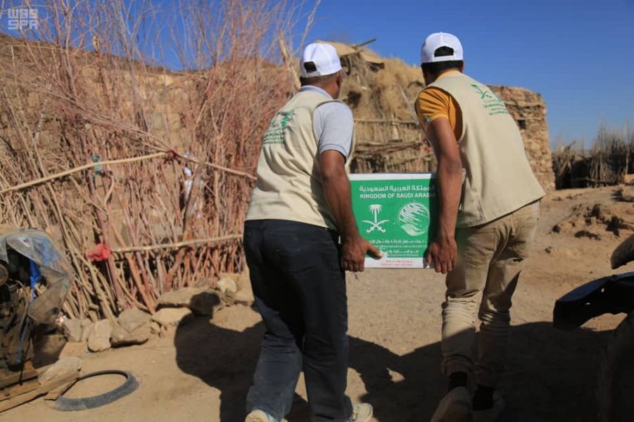 مركز الملك سلمان للإغاثة يواصل توزيع السلال الغذائية في مديرية بني ضبيان بمحافظة صنعاء