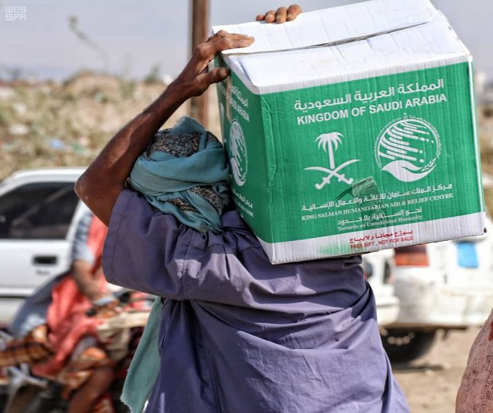 مركز الملك سلمان للإغاثة يوزع 1,100 سلة غذائية في عدة قرى تابعة لمديرية تبن بمحافظة لحج
