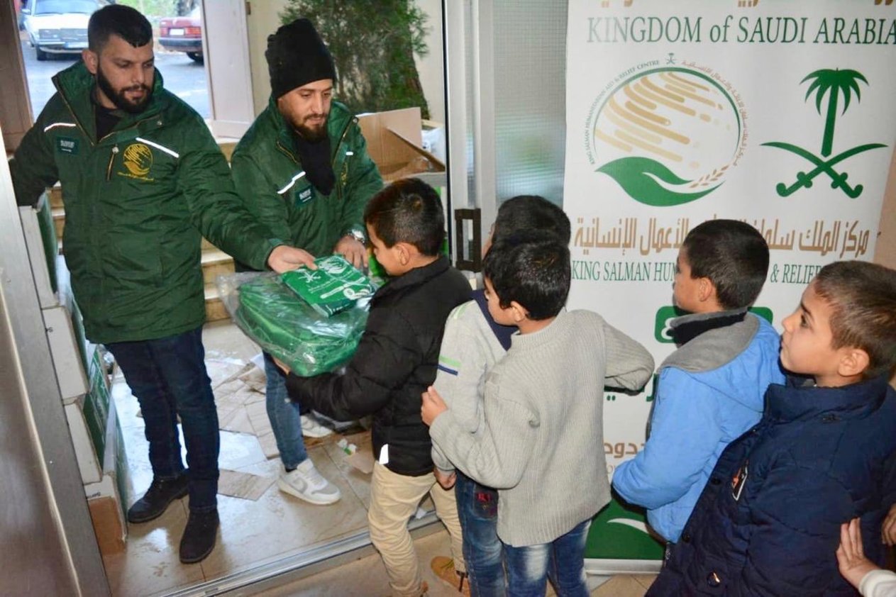 مركز الملك سلمان للإغاثة يوزع 100 مدفأة على اللاجئين السوريين في شمال لبنان