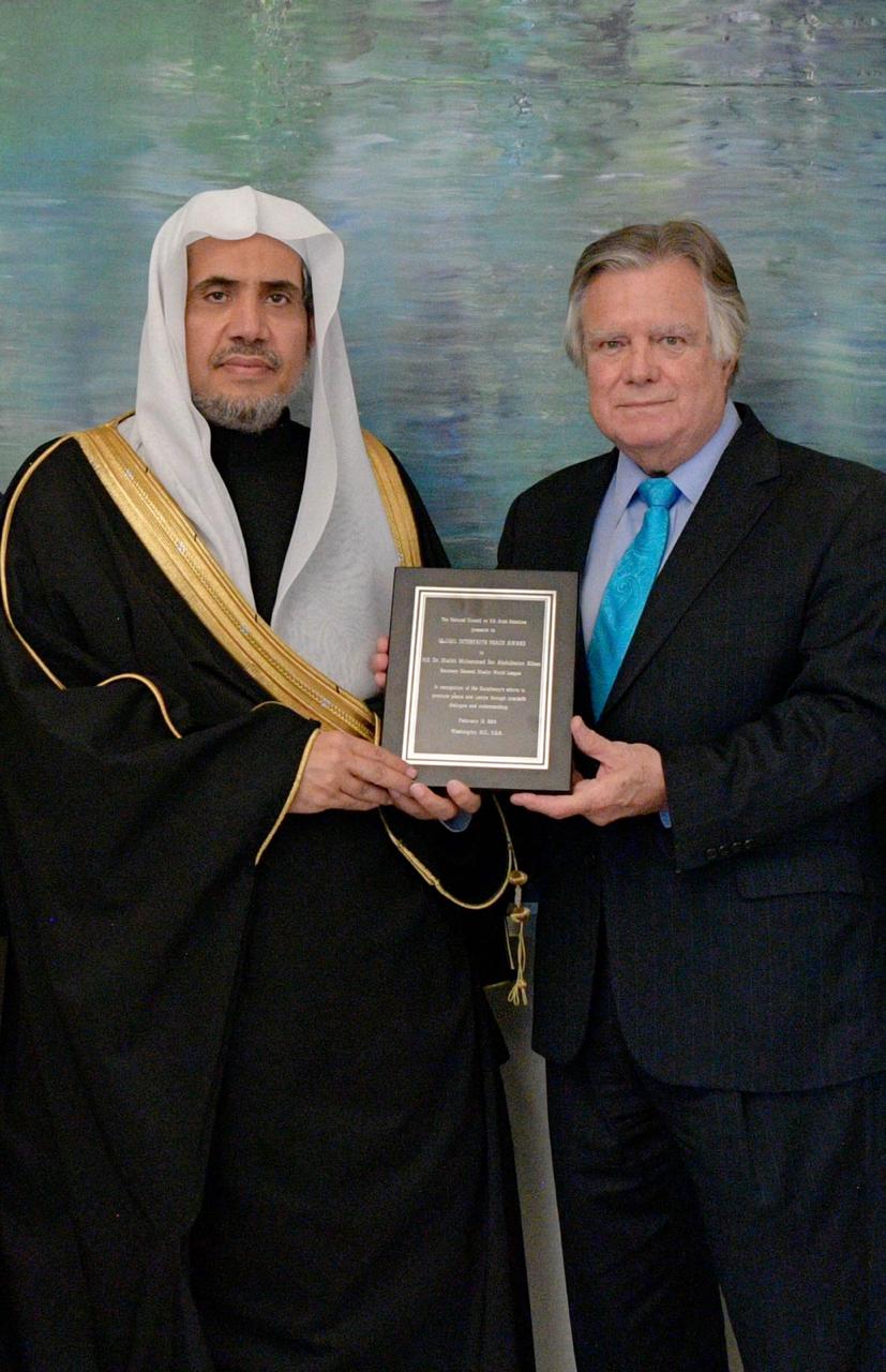 د.العيسى ينال جائزة "السلام العالمي للأديان" الأمريكية